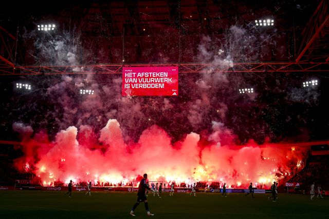Homenagem de adeptos do Ajax interrompeu a partida. Foto: IMAGO
