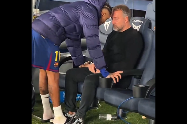 Raphinha conforta Flick e imagem torna-se viral: a explicação do Barcelona