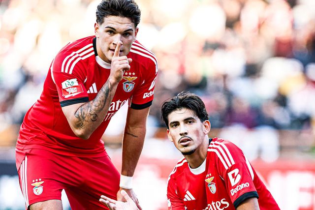 Gonçalo Oliveira marcou e festejou com João Veloso — Foto: SL Benfica