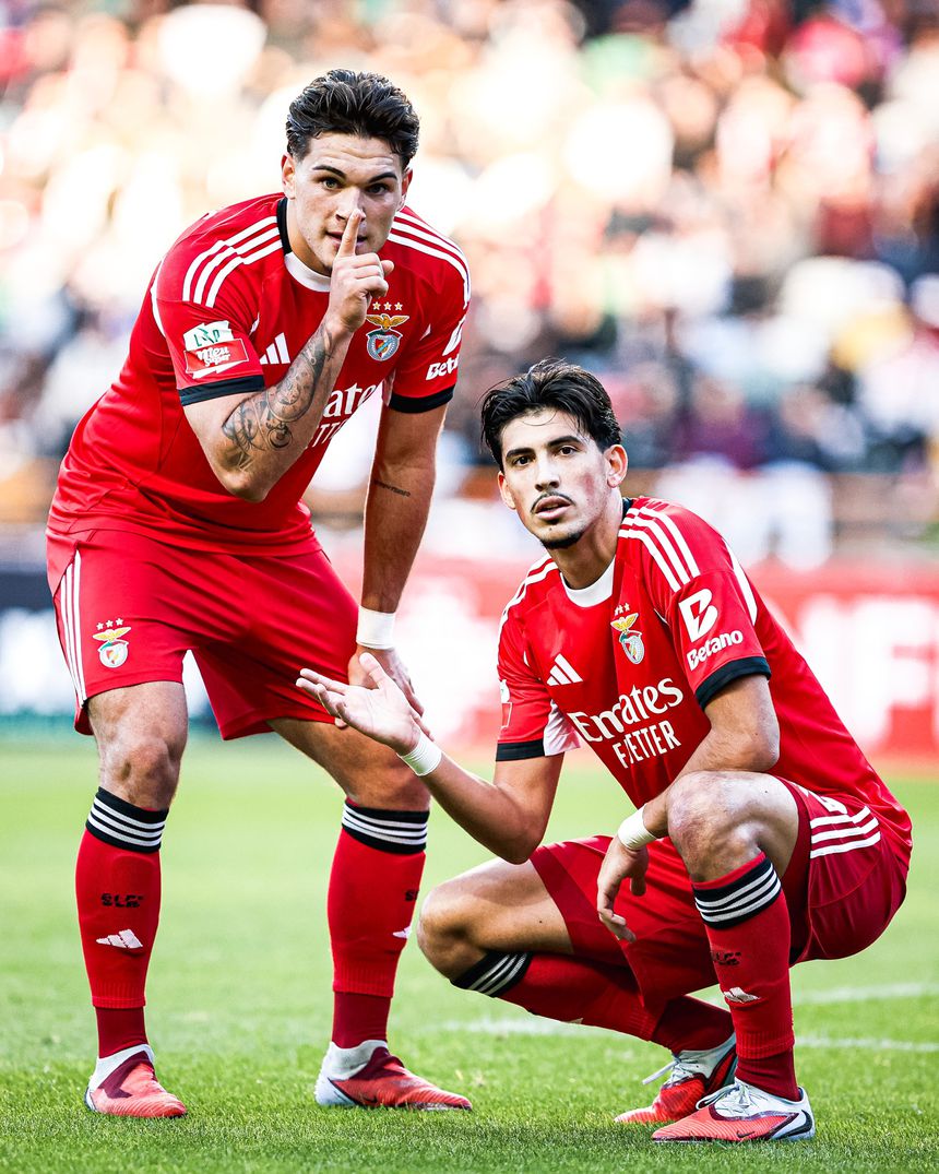 Gonçalo Oliveira marcou e festejou com João Veloso — Foto: SL Benfica