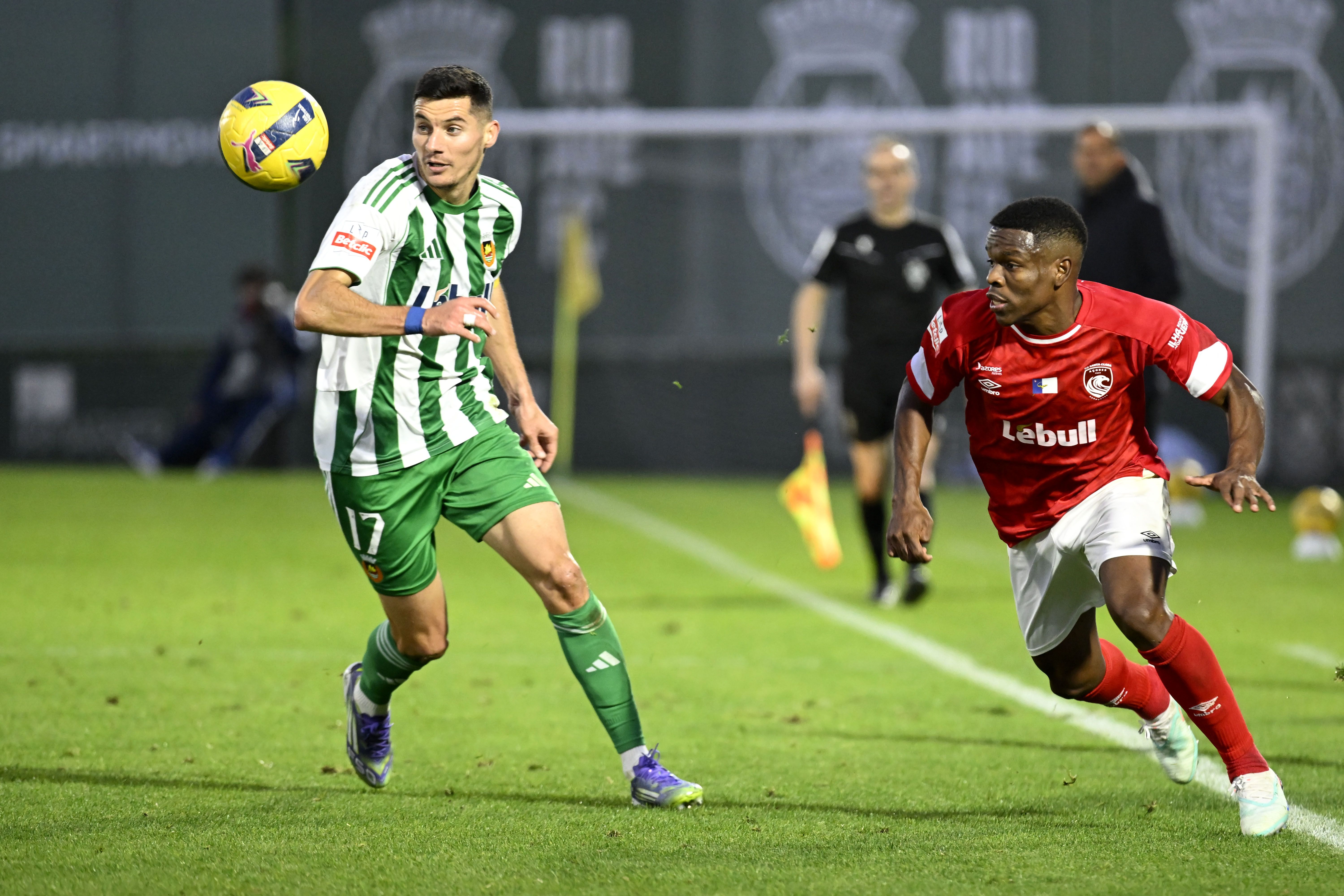 Vrousai e Brenner Lucas disputam a bola. -Foto: FERNANDO VELUDO/LUSA