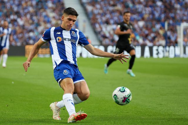 FC Porto: saída de Navarro trava venda de Toni Martínez