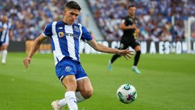 FC Porto: saída de Navarro trava venda de Toni Martínez