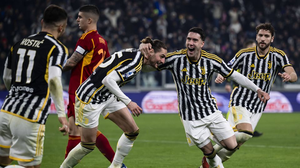 Juventus bate Roma e fica a dois pontos do líder Inter