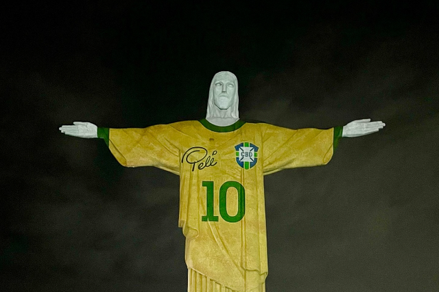 Cristo Redentor 'vestido' à Pelé um ano após a sua morte