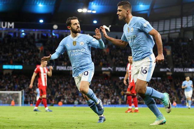 Manchester City vence Sheffield United e 'cola-se' ao Arsenal