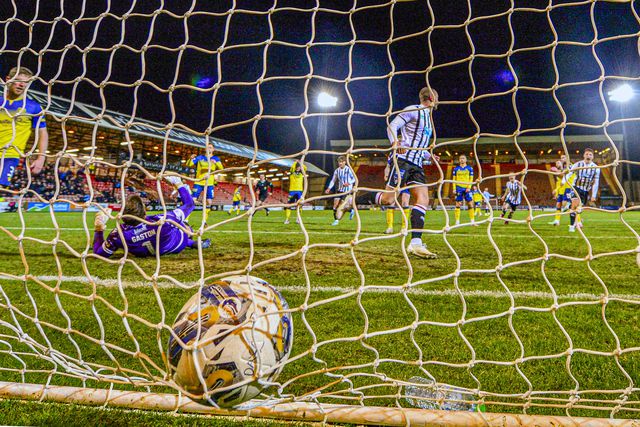 Incrível: guarda-redes suplente estreia-se... a ponta de lança e marca golaço (vídeo)