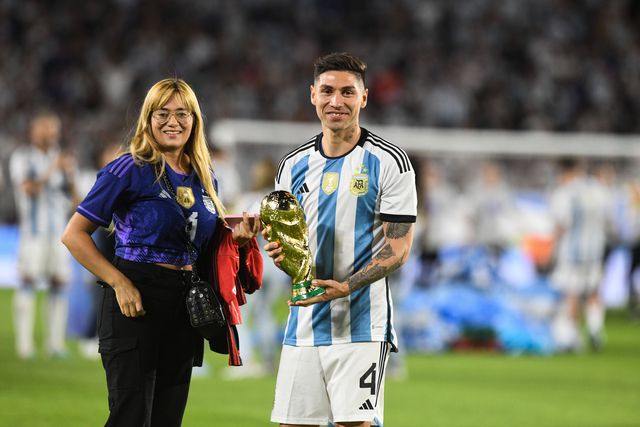 Gonzalo Montiel a segurar o troféu referente à conquista do Mundial 2022