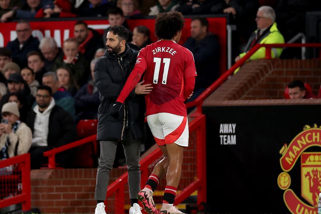 Zirkzee saiu de campo aos 33’ e foi logo para o balneário (vídeo)