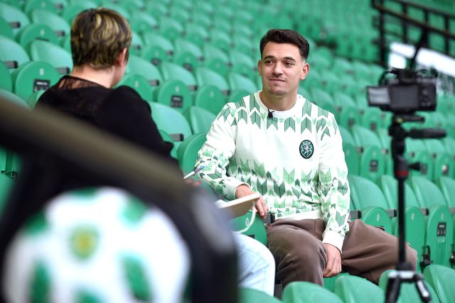 Pedro Gonçalves em conversa com A BOLA na bancada central de Alvalade