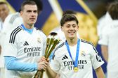 Arda Guler a celebrar a conquista da Taça Intercontinental pelo Real Madrid, ao lado de Lunin