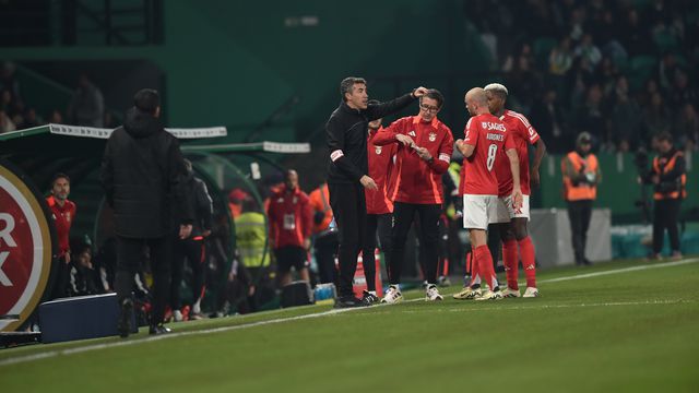 Bruno Lage dá indicações a Aursnes e Florentino no Sporting-Benfica (foto: Miguel Nunes)