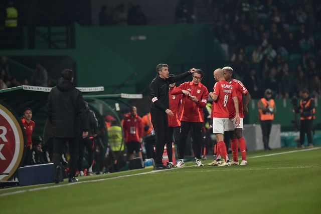 Bruno Lage dá indicações a Aursnes e Florentino no Sporting-Benfica (foto: Miguel Nunes)