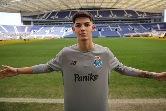 Francisco Barroso assinou contrato com os azuis e brancos (Foto: FC Porto)