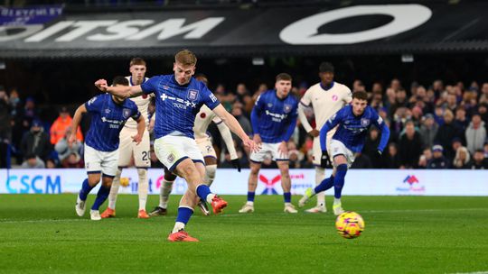 Premier League: Félix é titular e vê Chelsea perder com ‘aflito’ Ipswich