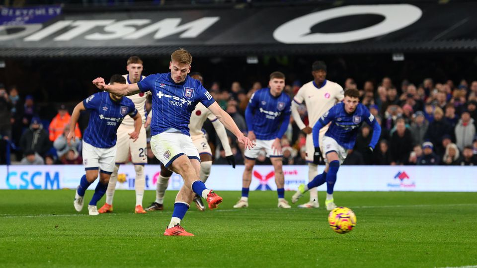 Liam Delpa, do Ipswich, marca um golo de penálti ao Chelsea