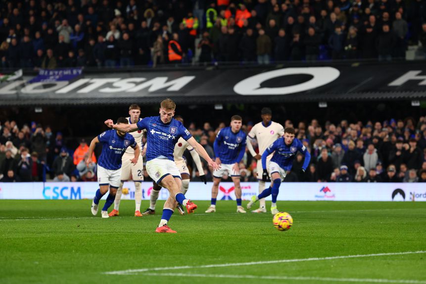 Liam Delpa, do Ipswich, marca um golo de penálti ao Chelsea