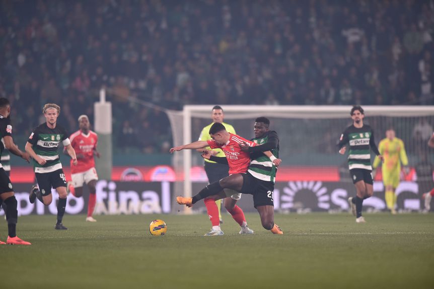 Amdouni, do Benfica, disputa a bola com Diomande, do Sporting (foto: Miguel Nunes)