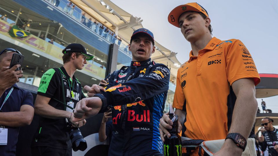 Verstappen e Piastri à conversa depois do GP de Abu Dhabi