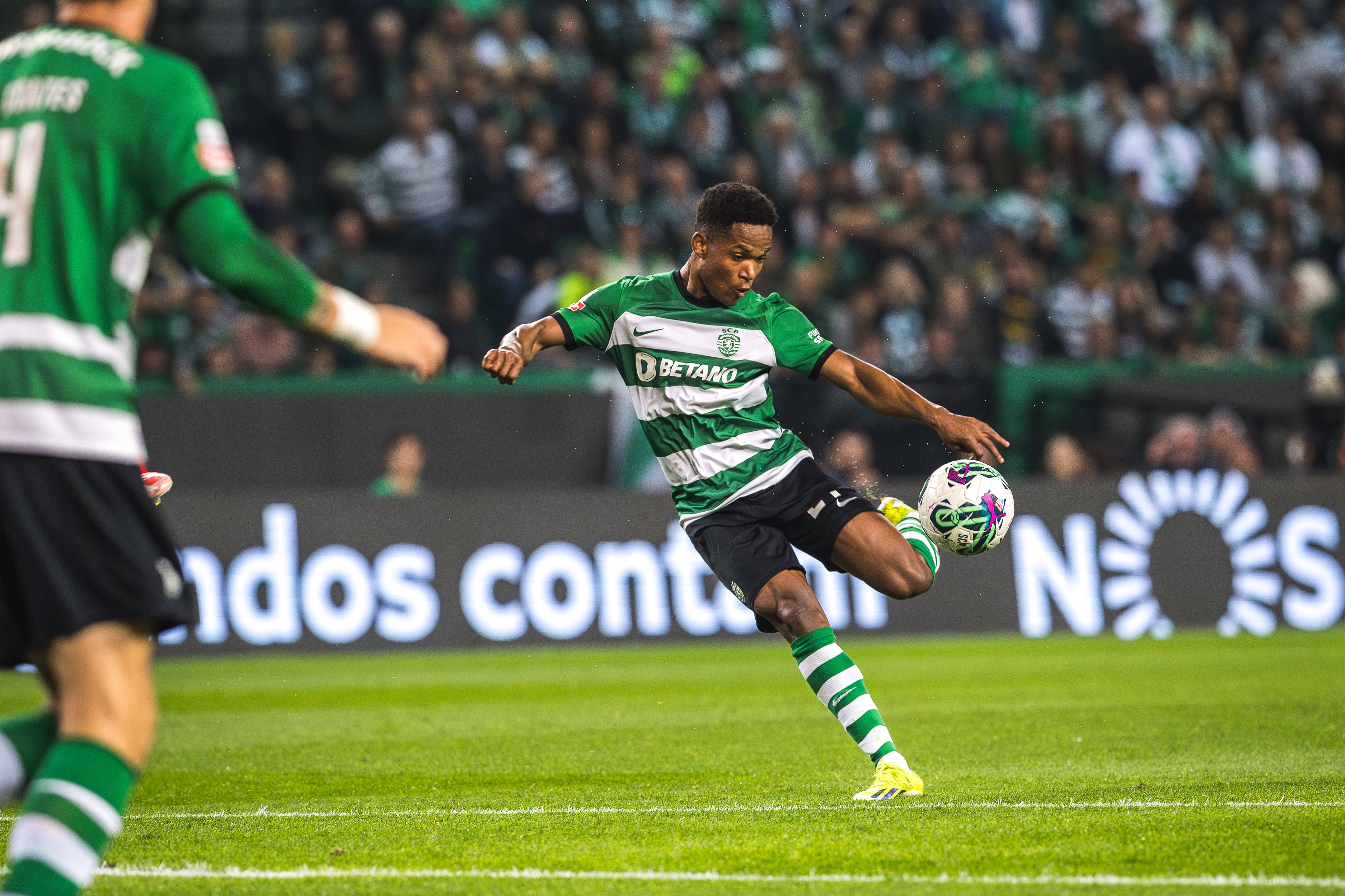 Geny Catamo, jogador do Sporting, marca ao Benfica no Estádio José Alvalade (Miguel Nunes)