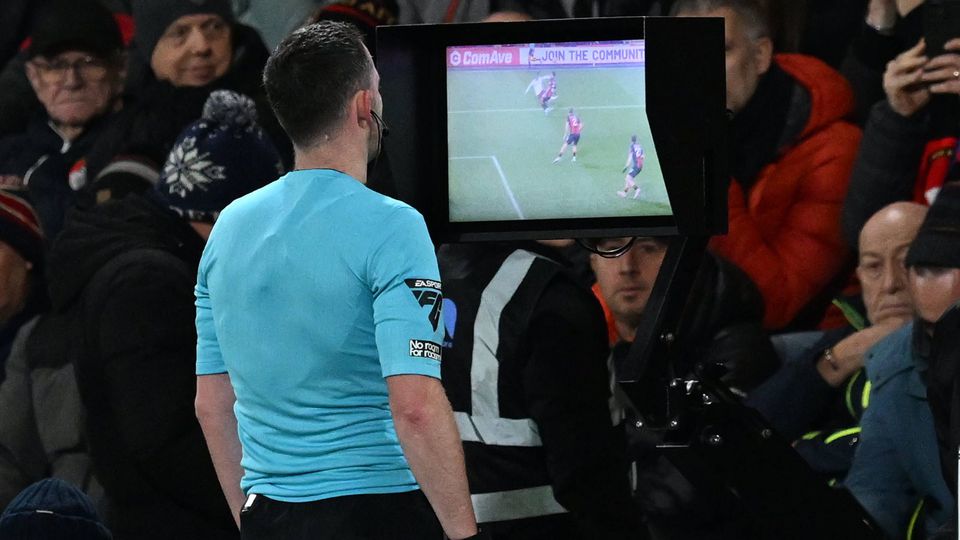 Árbitro do Bournemouth-West Ham a anular um golo através do VAR