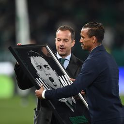 Nani, ao lado de Frederico Varandas, presidente do Sporting, a ser homenageado em Alvalade