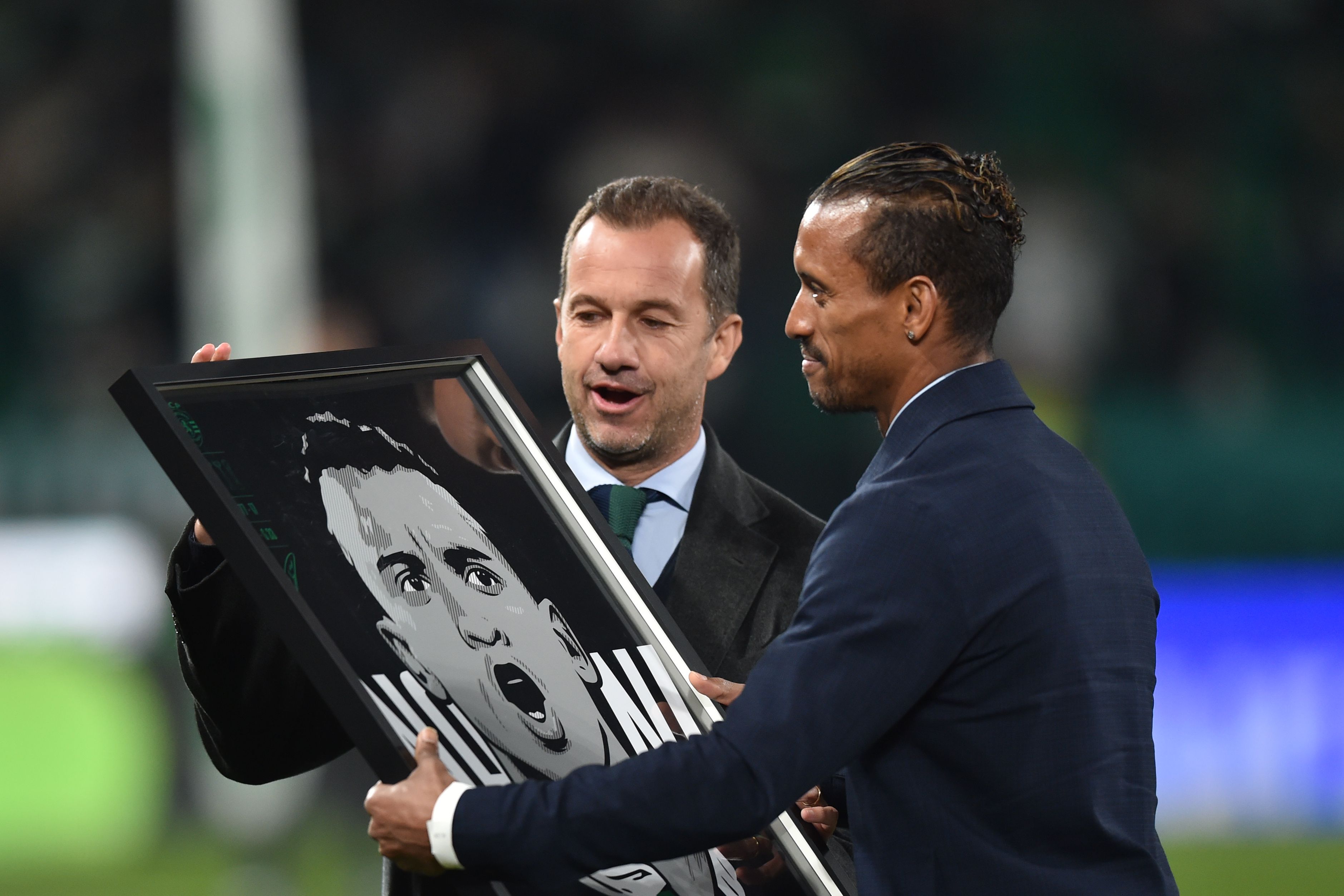 Nani, ao lado de Frederico Varandas, presidente do Sporting, a ser homenageado em Alvalade