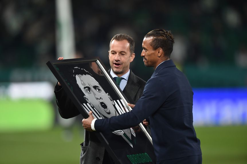 Nani, ao lado de Frederico Varandas, presidente do Sporting, a ser homenageado em Alvalade