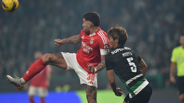 Otamendi, do Benfica, disputa a bola com Morita, do Sporting (foto: Miguel Nunes)