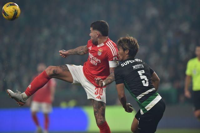 Otamendi, do Benfica, disputa a bola com Morita, do Sporting (foto: Miguel Nunes)