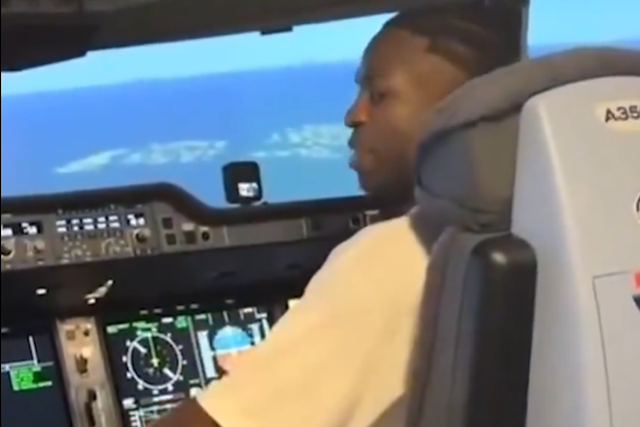 Vídeo: já imaginou entrar num avião e o copiloto ser... Vinícius Jr.?