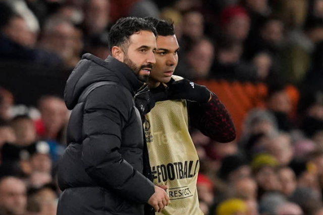 Casemiro a receber instruções de Ruben Amorim