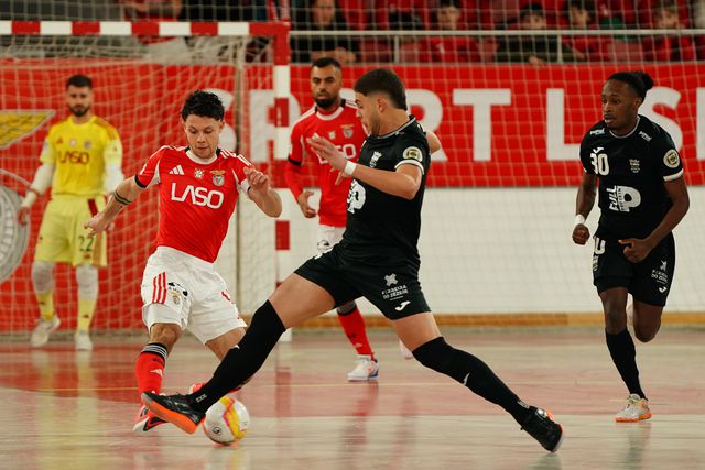 Afonso Jesus na luta pela bola. Foto: SL Benfica