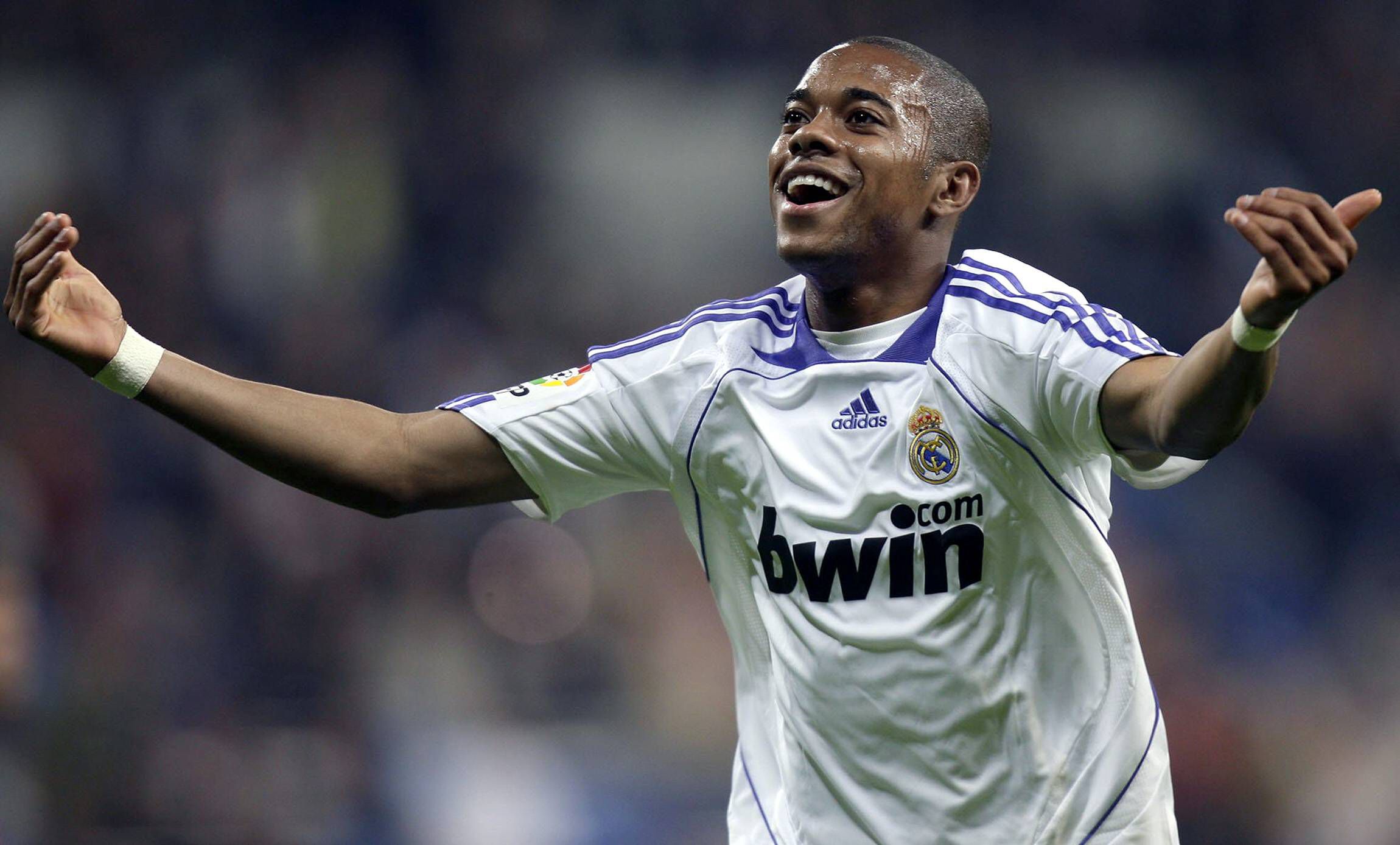 Robinho - Má conduta desportiva pesou para que não chegasse ao nível esperado. Passou pelo Real Madrid, vestindo ainda as camisolas de Manchester City e Milan. Está preso desde 2024 por violação