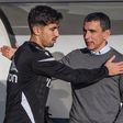 O 'menino' Ricardo Rocha em treino da equipa A, com o presidente António Miguel Cardoso - Foto: Vitória de Guimarães