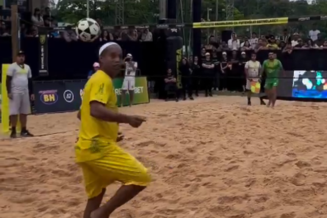Ronaldinho deu nas vistas numa partida de futevólei