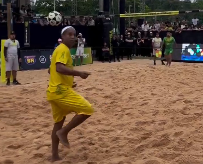 Ronaldinho deu nas vistas numa partida de futevólei