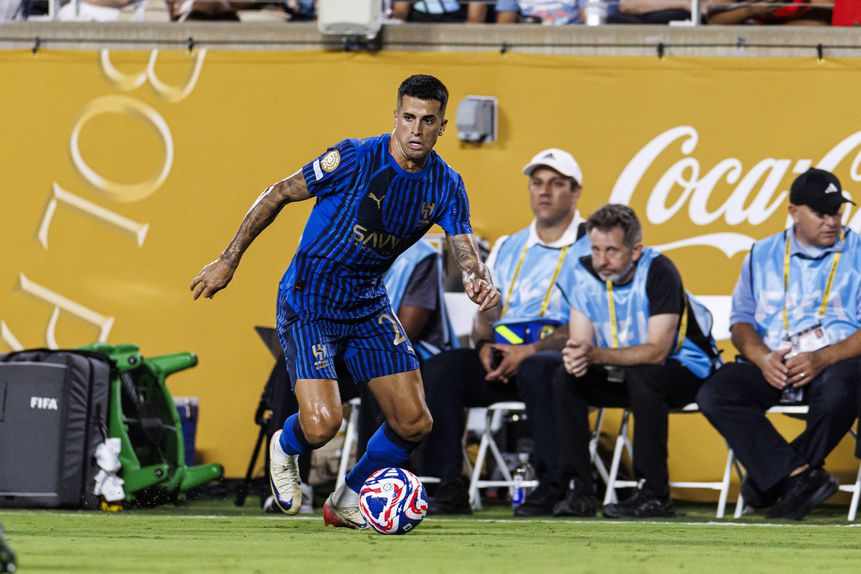 João Cancelo na porta de saída do Al Hilal