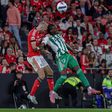 Omar Richards disputa de cabeça a bola com Aursnes - Foto: Liga Portugal