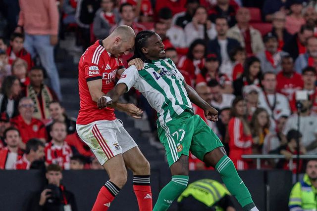 Omar Richards disputa de cabeça a bola com Aursnes - Foto: Liga Portugal