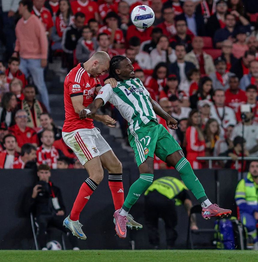 Omar Richards disputa de cabeça a bola com Aursnes - Foto: Liga Portugal