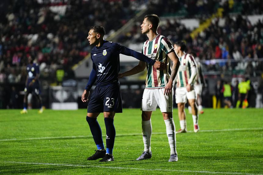 Dylan Nandin do FC Arouca e Bernardo Schappo do E. Amadora durante a partida a contar para a Liga no Estadio Jose Gomes. (Foto: Joao Alvarinhas - Avant Sports)