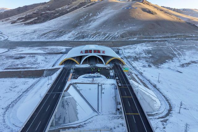 Maior túnel do mundo inaugurado na China: custou 5,5 mil milhões de euros