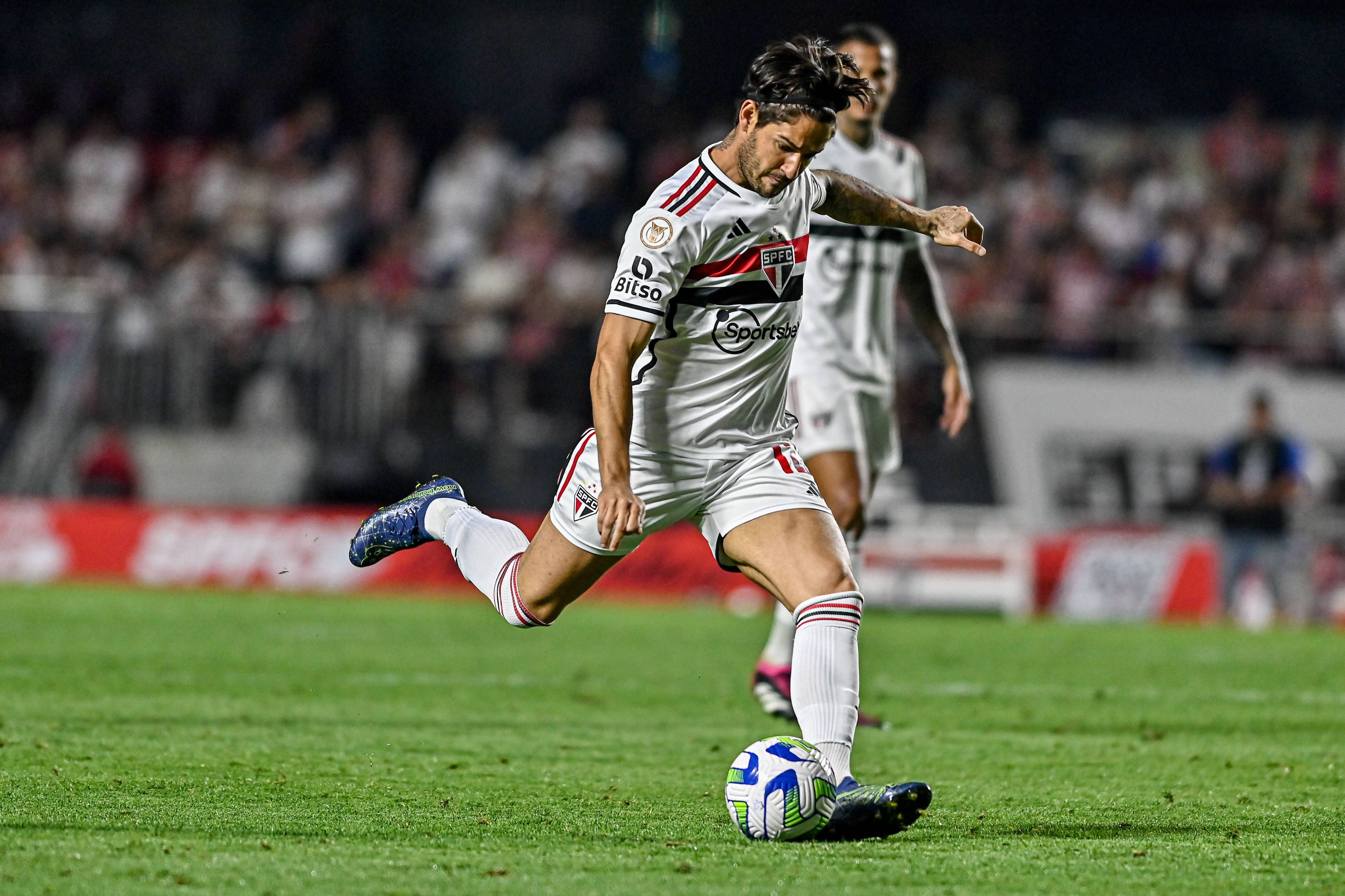 Alexandre Pato - Chegou ao Milan proveniente do Internacional de Porto Alegre. Teve anos bons em Itália, mas aos poucos o seu rendimento foi caindo. Voltou ao Brasil, sendo que ainda esteve no Chelsea em 2015/2016. Terminou carreira no São Paulo
