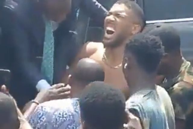 Joshua returado de carro acidentado na Nigéria