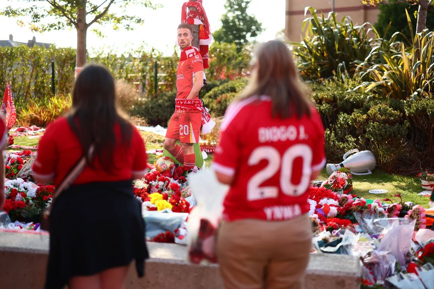 Memorial de Diogo Jota às portas do Estádio Anfield - FOTO IMAGO
