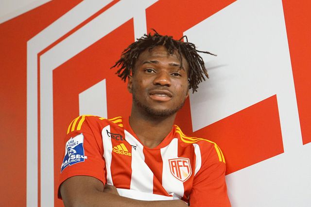 Mercado (oficial): Aves contrata extremo nigeriano