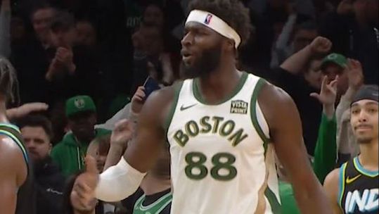 Vídeo: o afundanço de Neemias que levou o banco dos Celtics à loucura