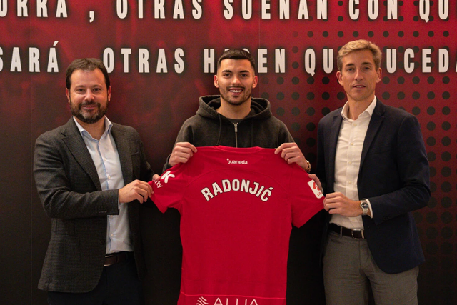 Mercado (oficial): ex-Benfica ruma ao futebol espanhol