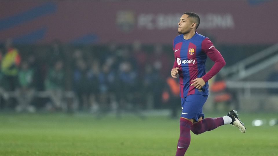 Vídeo: Vítor Roque estreia-se a marcar pelo Barcelona, com grande assistência de João Cancelo